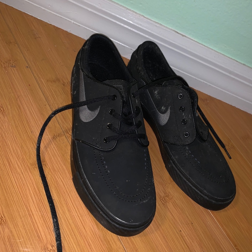 Black nike shoes